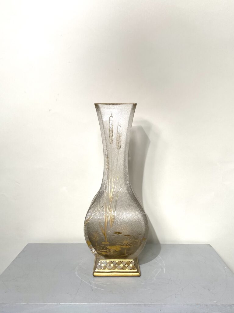 Vase en cristal Baccarat aux motifs de nénuphars et roseaux.