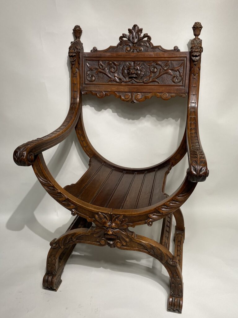 Fauteuil curule en bois de noyer, XIX ème siècle.