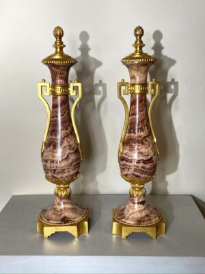 Paire de cassolettes style Louis XVI, XIX ème siècle, en bronze doré et spath fluor.