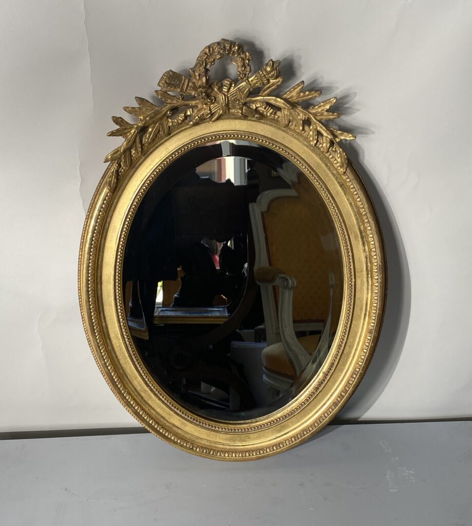 Miroir oval en bois doré, style Louis XVI, d’époque XIX ème siècle. 430€.