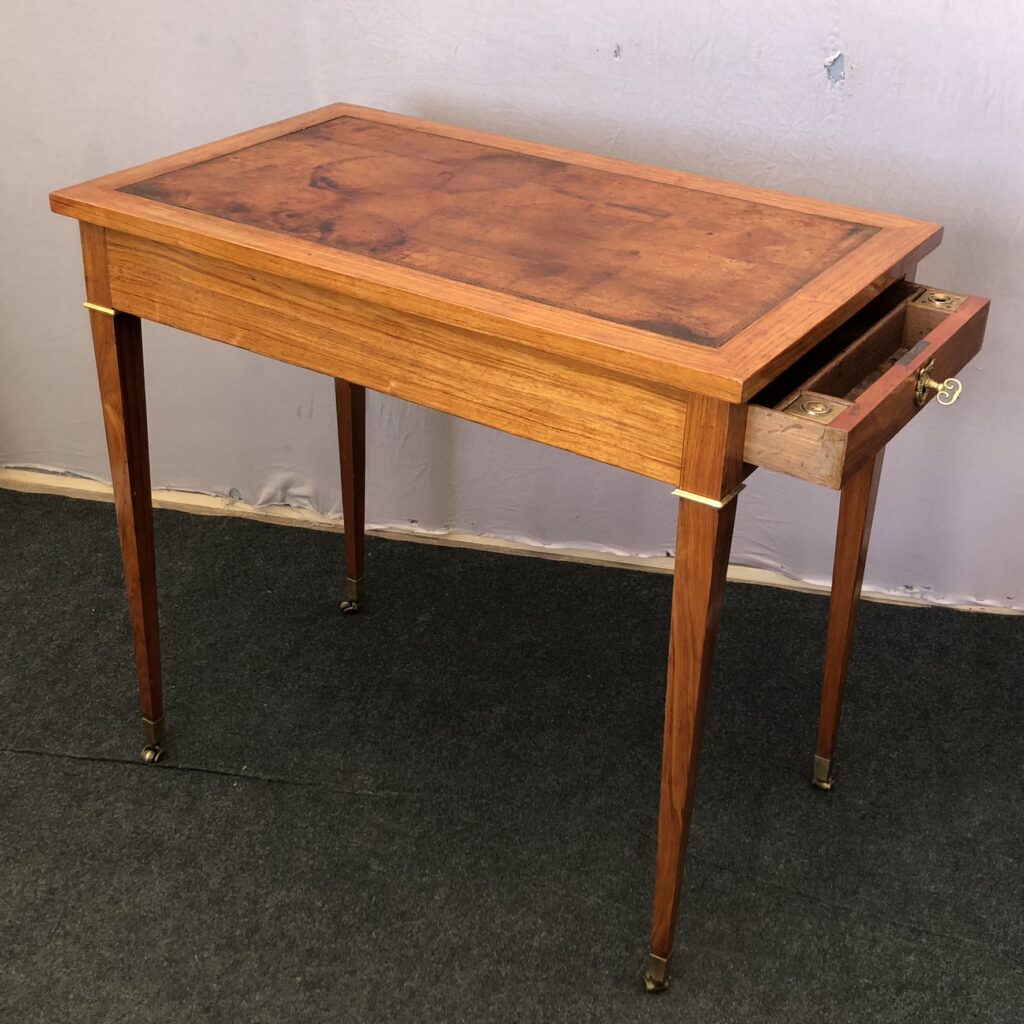 Petit bureau dit “table à écrire ”d’époque Louis XVI. 2200€.