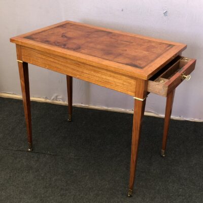 Petit bureau dit “table à écrire ”d’époque Louis XVI. 2200€.