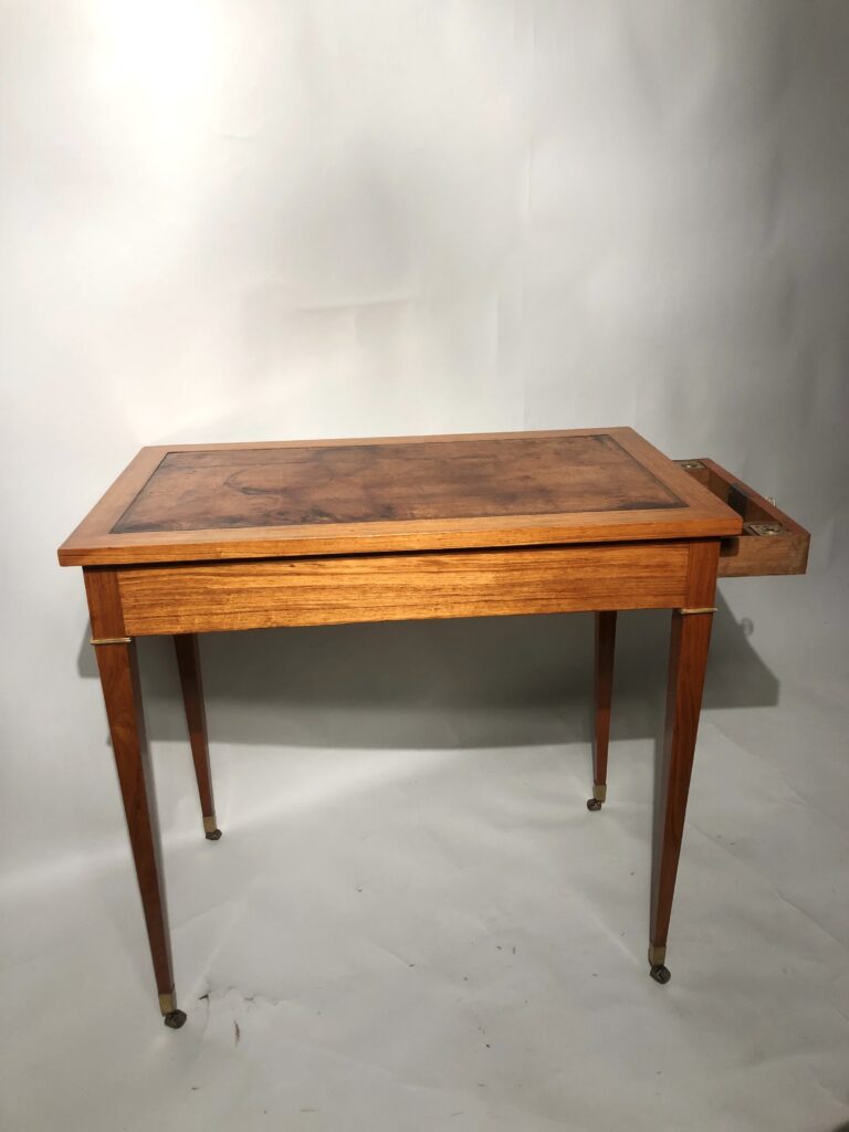 Petit bureau dit “table à écrire ”d’époque Louis XVI. 1900€..