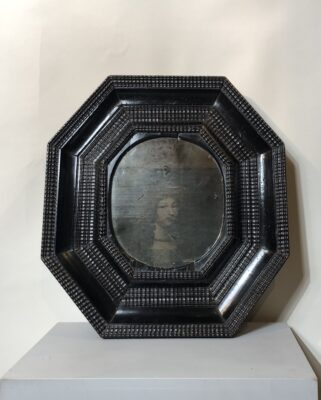 Cadre d’époque Louis XIII. 950€.