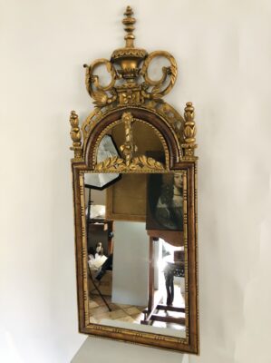 Miroir fin XVIII ème siècle en bois sculpté. 780€.