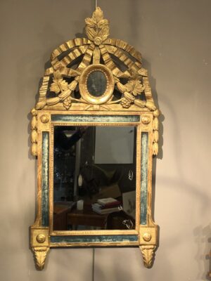 Miroir d’époque Louis XVI en bois doré. 2500€.