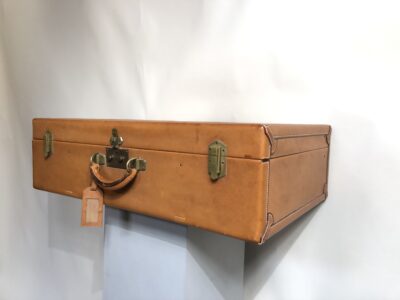 Valise en cuir de la maison HERMÈS Paris. 1250€.