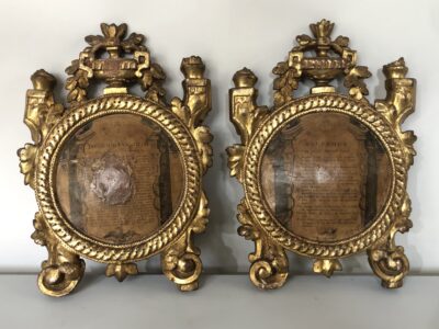 Paire de cadres en bois doré d’époque Louis XVI. 980€.