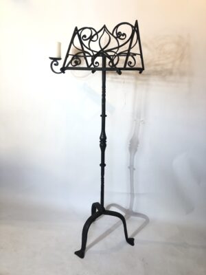 Lutrin de fabrication du début du XX ème siècle en fer forgé. 550€.