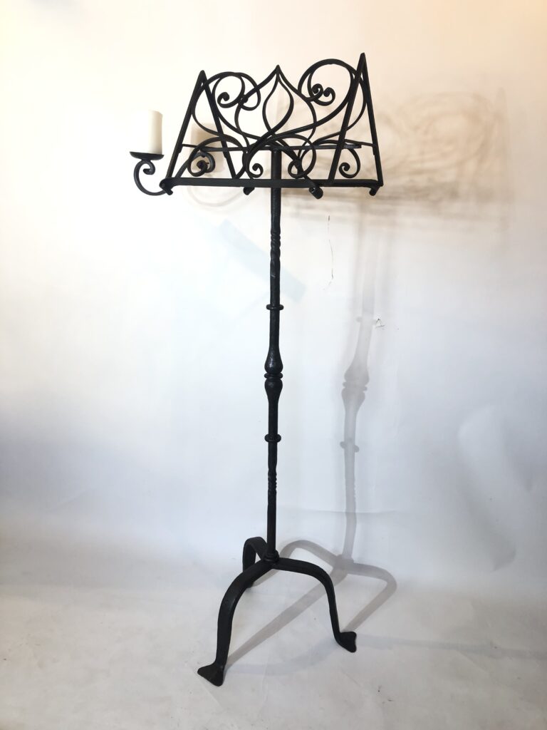 Lutrin de fabrication du début du XX ème siècle en fer forgé. 550€.
