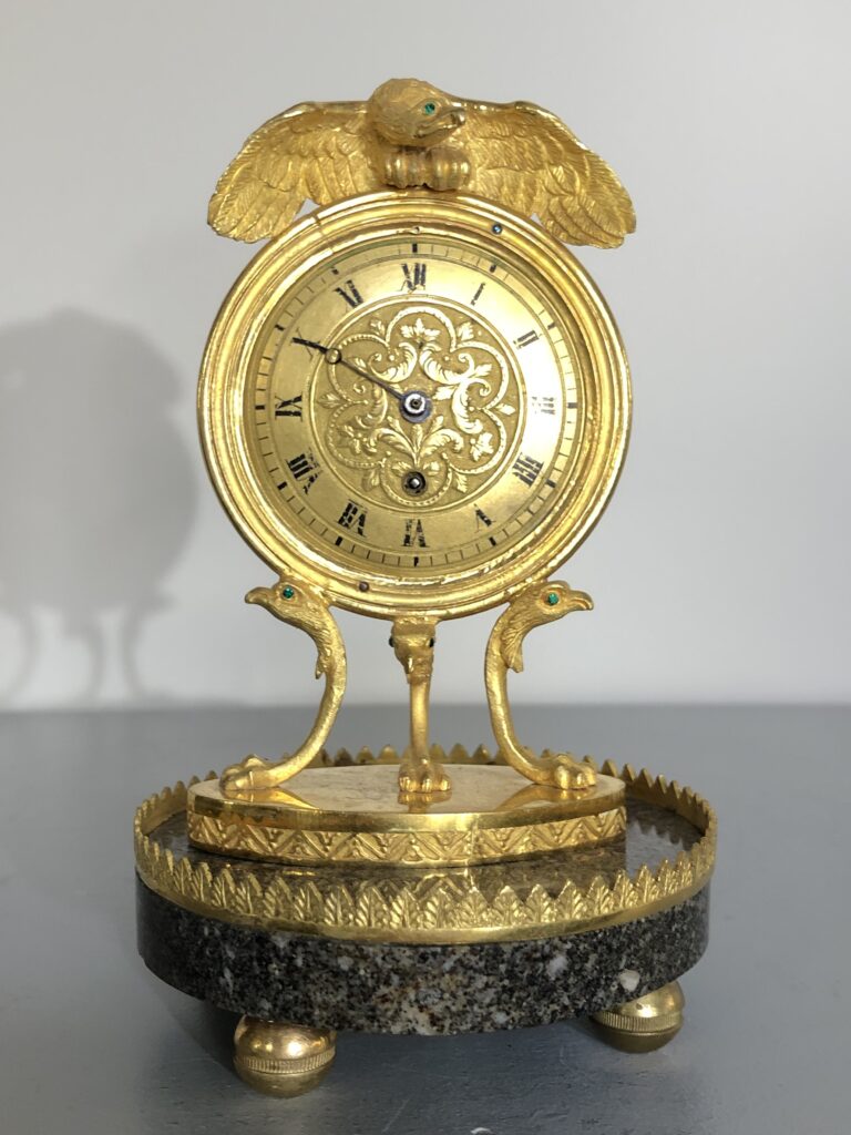 Pendulette de style Empire en bronze doré. 980€.