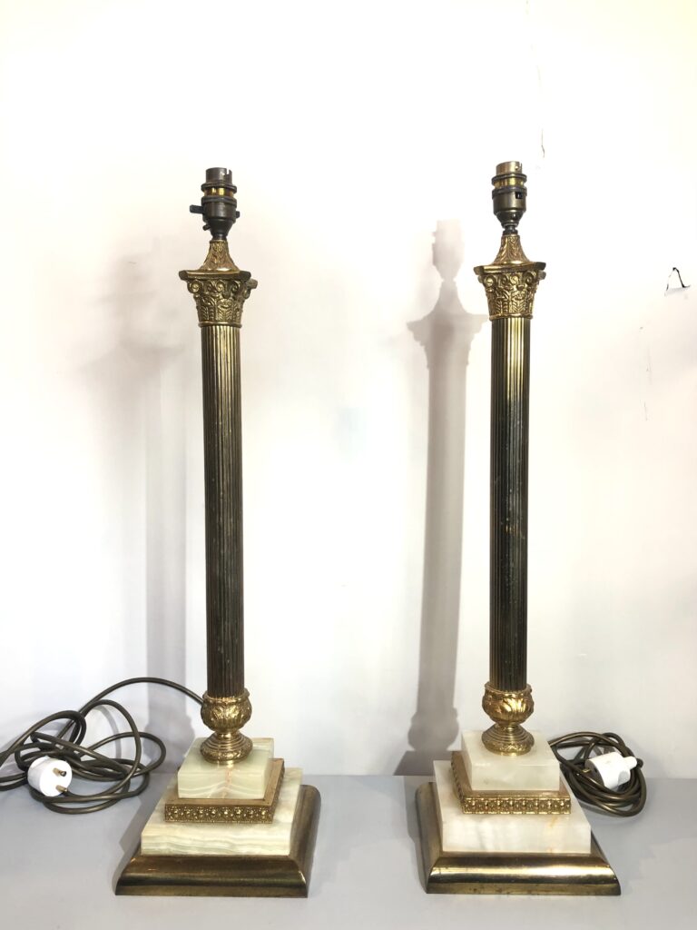 Paire de lampe en onyx et laiton d’époque XX ème siècle. 350€.