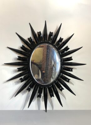Miroir soleil des années 1970 en métal. 430€.
