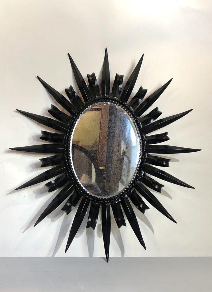Miroir soleil des années 1970 en métal. 430€.