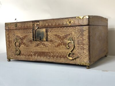 Coffret d’époque XVII ème siècle recouvert de cuir decoré. 1350€.
