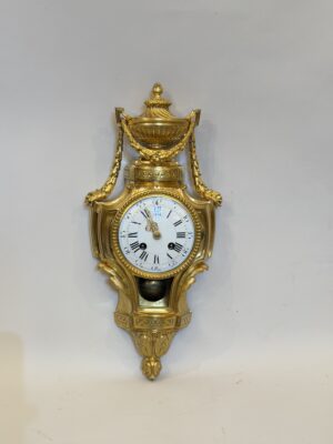 Cartel de style Louis XVI en bronze doré. 1400€.