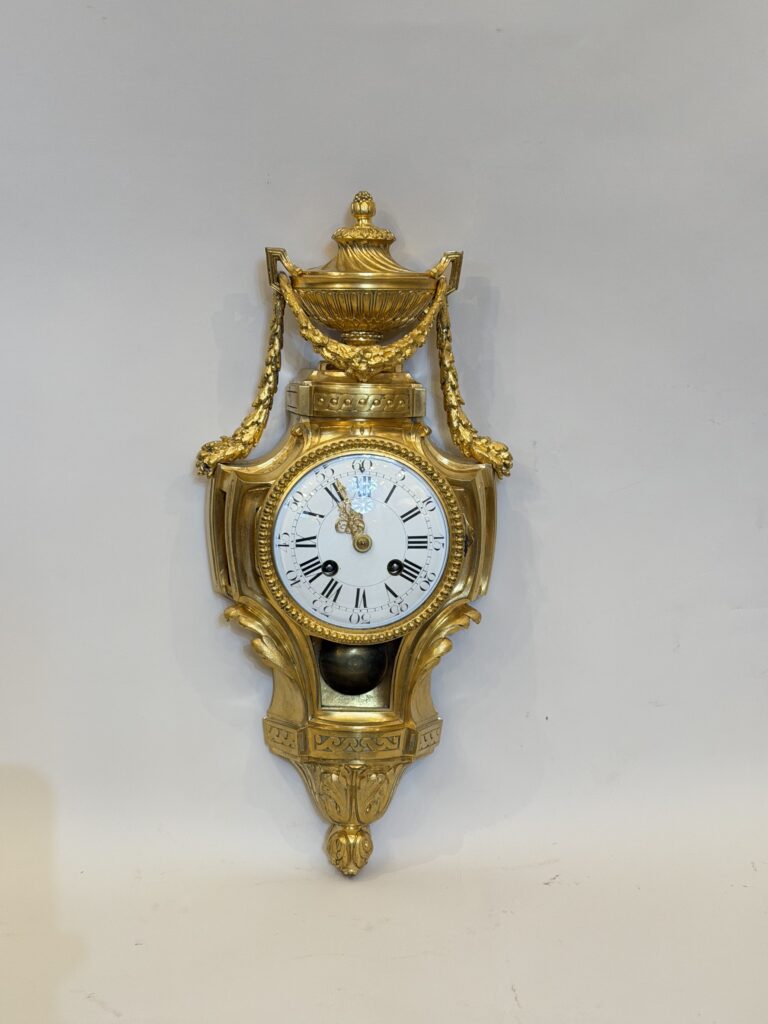 Cartel de style Louis XVI en bronze doré. 1400€.