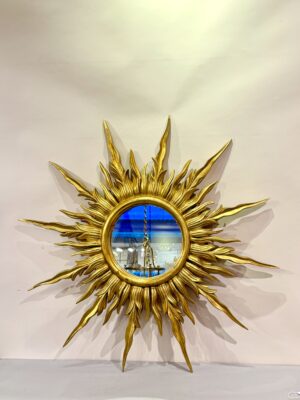 Miroir soleil des années 1970 en bois doré. 680€.