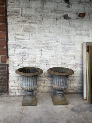 Paire de vase de jardin en fonte. 1500€.