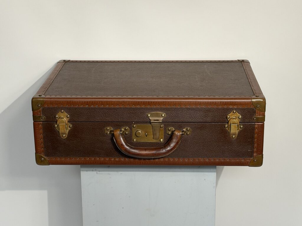 Valise de la célèbre marque Louis VUITTON. 1100€.