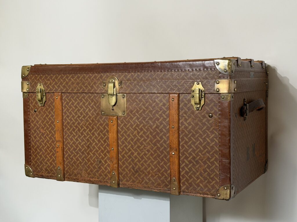 Malle de voyage de la marque GREASER. 1400€.
