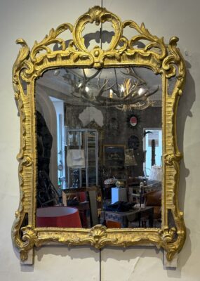 Miroir, d’époque Louis XV en bois doré XVIIIe siècle. 2200 €.