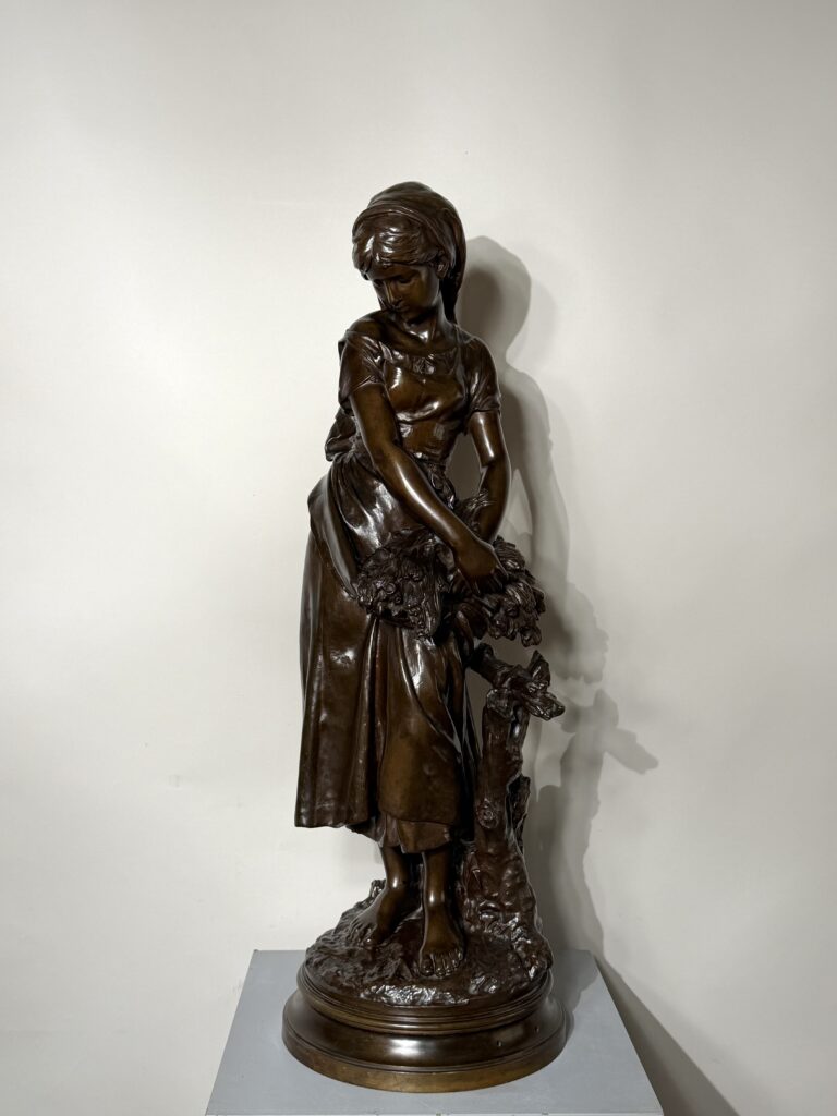 La jeune fille à la gerbe de blé de Mathurin Moreau 83 cm de hauteur. 7800€.
