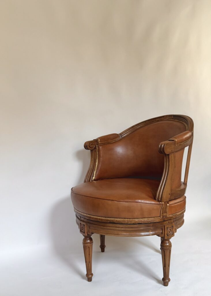 Fauteuil de bureau tournant d’époque Louis XVI. 6200€.