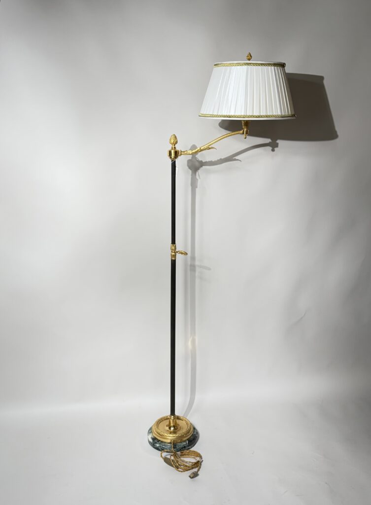 Lampadaire de style Louis XVI. 1100€.